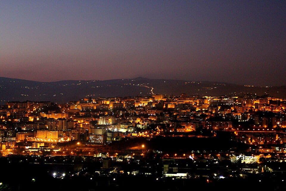 Potenza al crepuscolo: veduta panoramica della città illuminata con le colline sullo sfondo