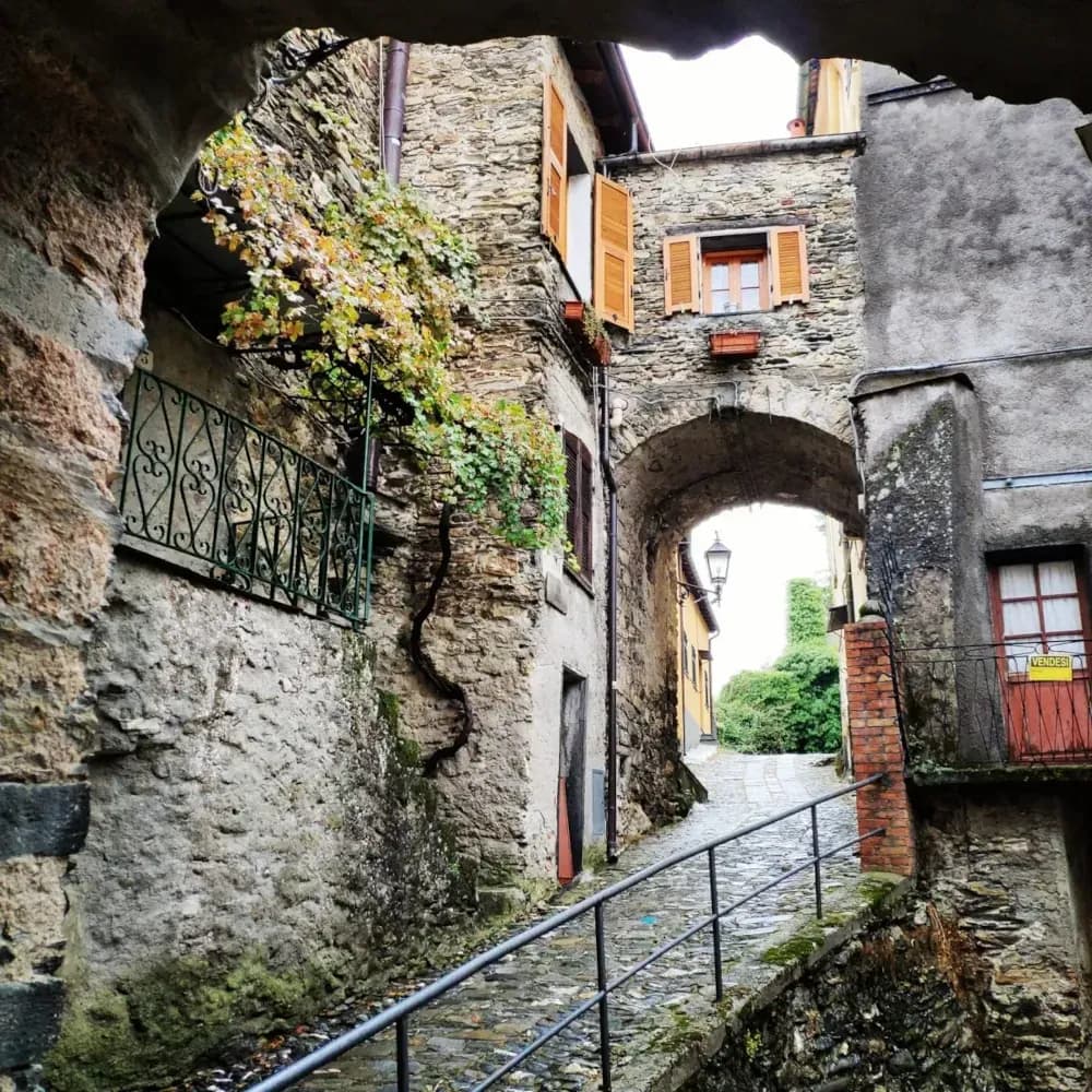 Triora all'imbrunire: il ponte di Ognissanti prima che scenda il freddo